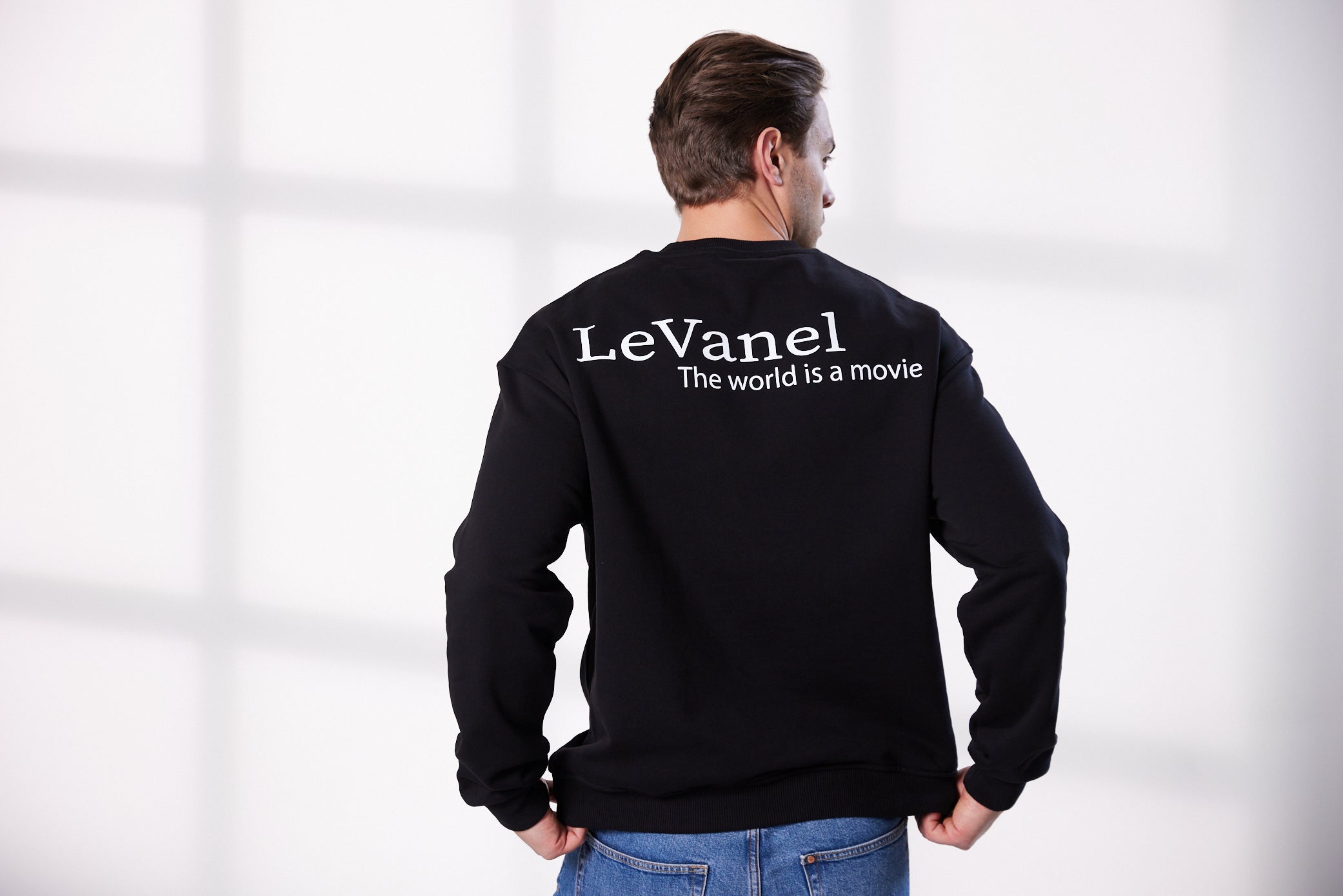 Herren Oversized Sweater schwarz - The world is a movie