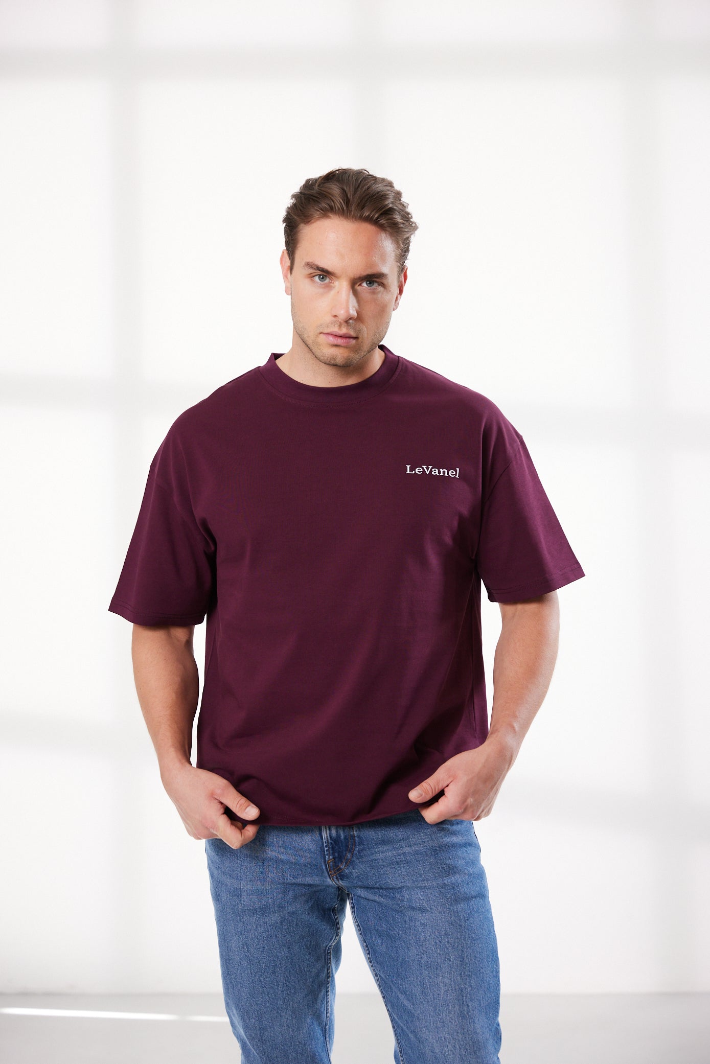 Herren Oversized T-Shirt bordeauxrot - The world is a movie