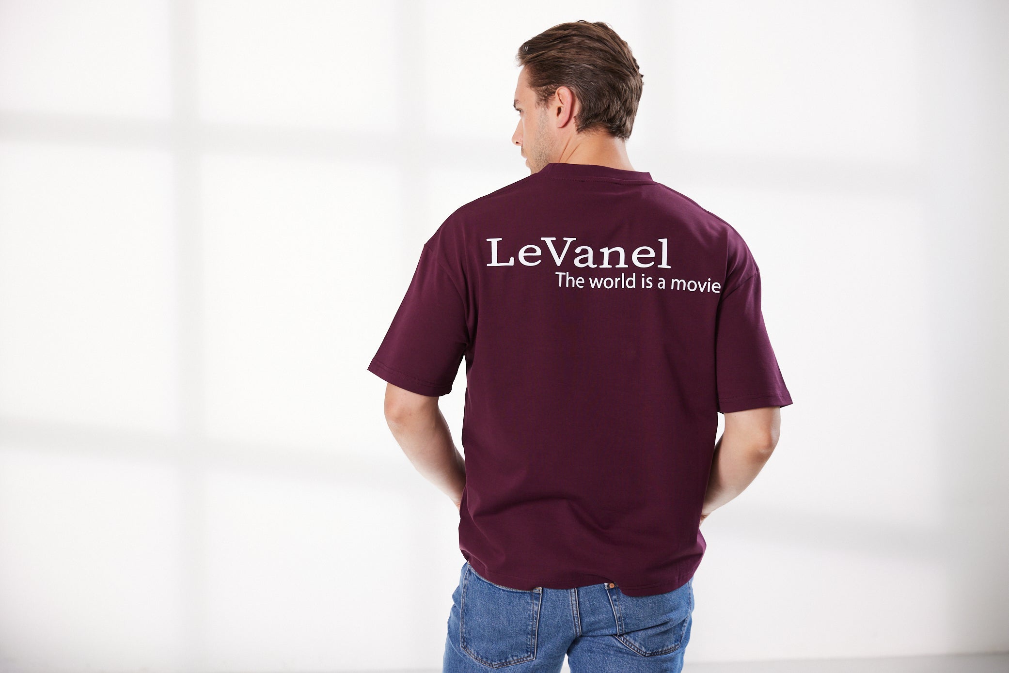 Herren Oversized T-Shirt bordeauxrot - The world is a movie